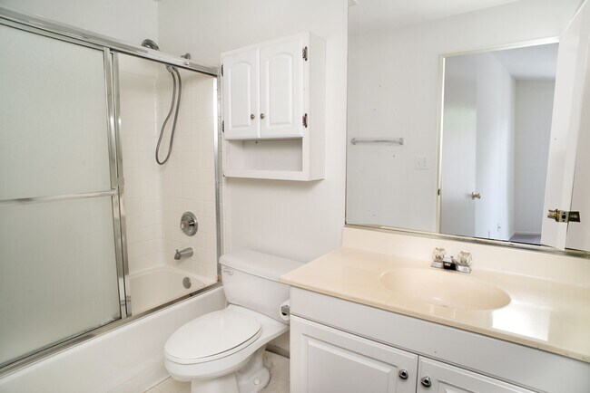 Building Photo - 15766 Midwood Dr