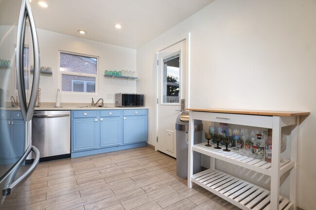 Building Photo - Live Close to Campus in Style – Sam Hughes...