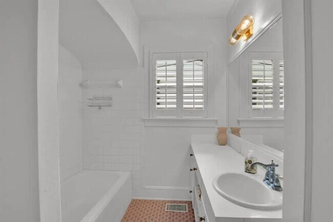 Building Photo - Albany Avenue