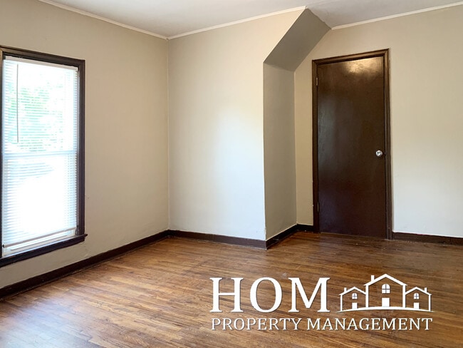 Building Photo - 127 Center St