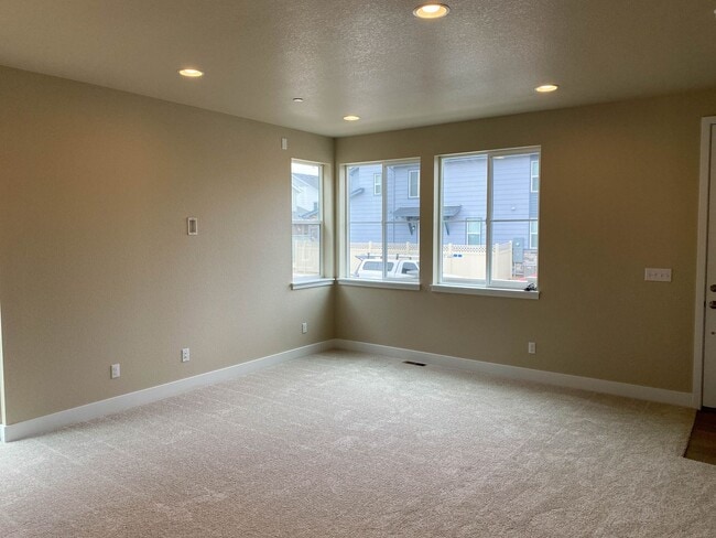 Building Photo - Stunning 4-Bedroom Duplex in Desirable Alpine Vista Neighborhood