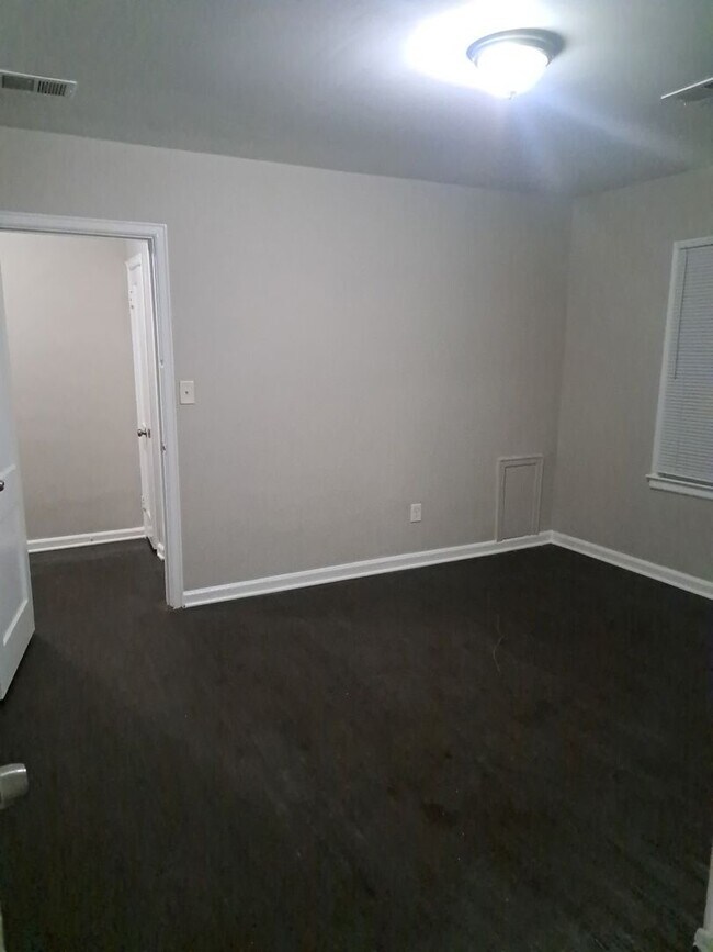 Building Photo - MOVE IN SPECIAL 1/2 OFF 1st full month if you move in by 7/1