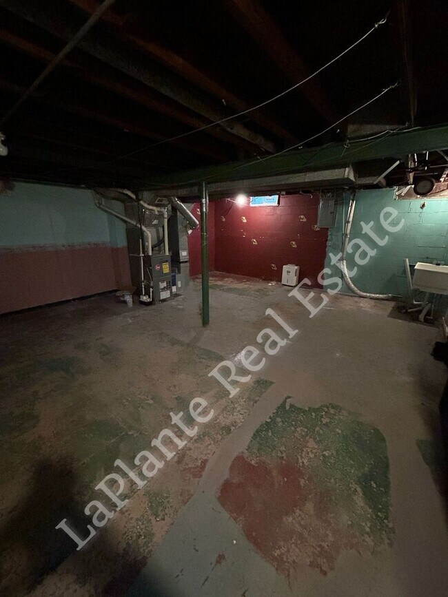 Building Photo - 1421 N Ravine Pkwy