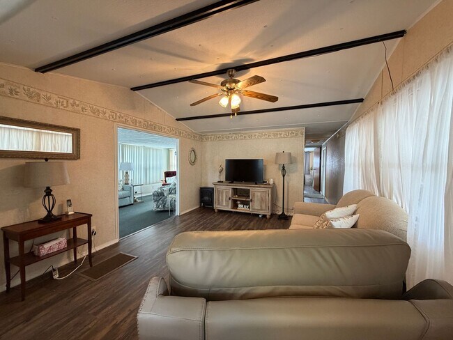 Building Photo - 4833 Royal Palm Dr