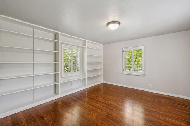 Building Photo - Mediterranean Beauty in Crescent Park – 5B...