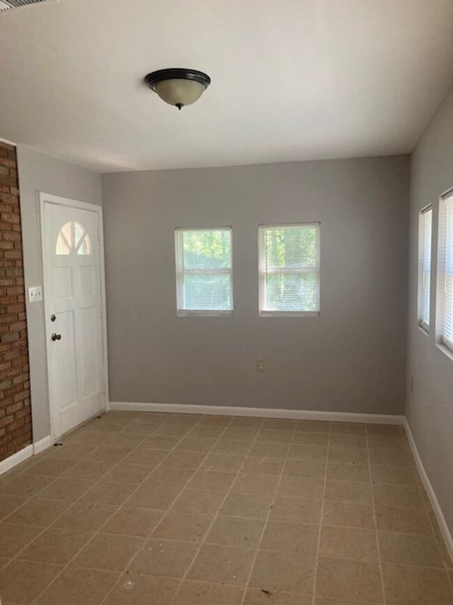 Building Photo - Moss Point 3 Bedroom