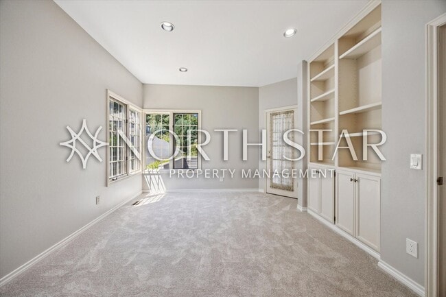 Building Photo - 2055 Ridge Pointe Dr