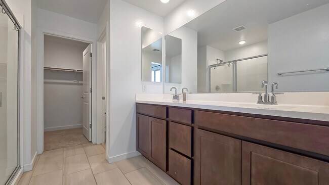 Building Photo - Community pool! Excellent Goodyear location!