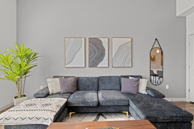 Building Photo - 711 W Broadway Rd