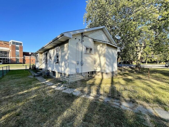 Building Photo - 1233 E Hanna Ave