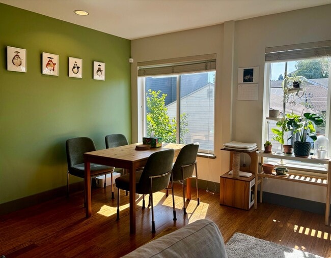 Building Photo - Amazing Phinney Ridge/Greenlake Home