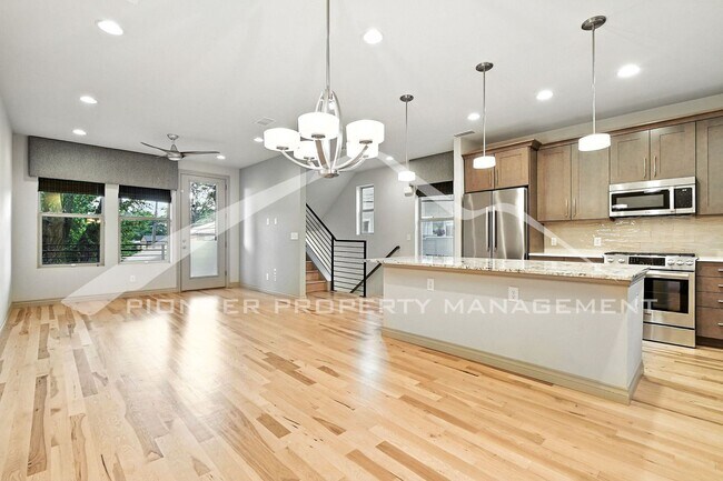 Building Photo - Modern Townhouse with Central AC and Rooft...