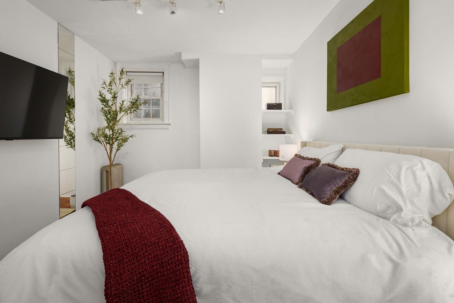 Building Photo - 3 E 9th St