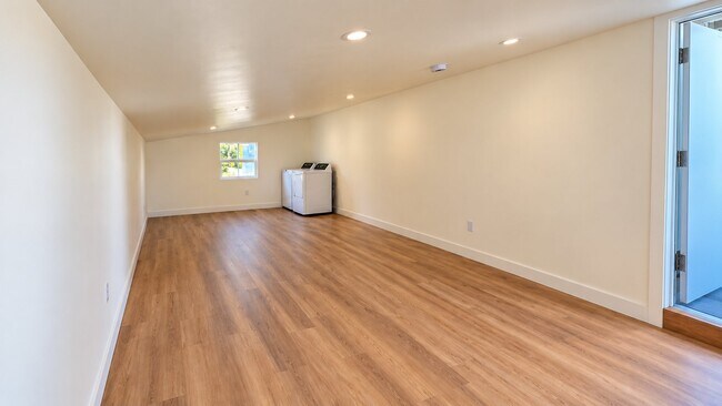 Building Photo - 4380 Huntington Dr S