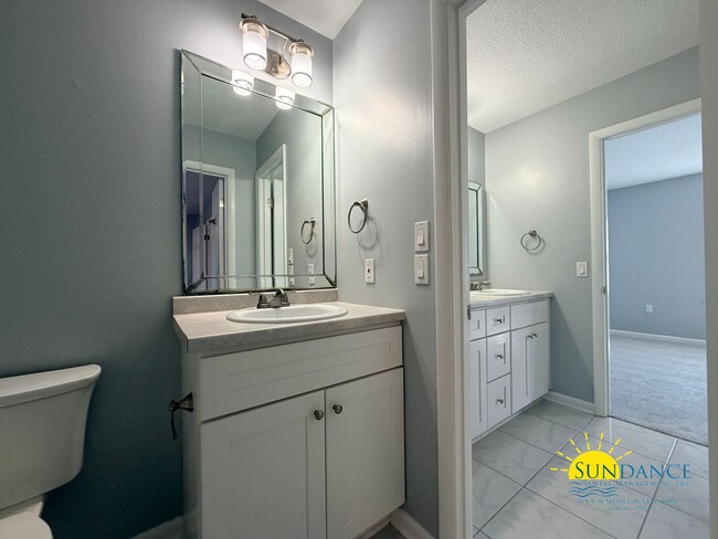 Building Photo - Charming Two-Story Townhome Near the Beach!