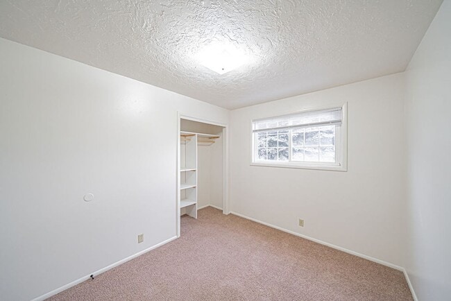 Building Photo - Spacious and recently updated, this 6-bedroom, 3-bathroom home in Ammon