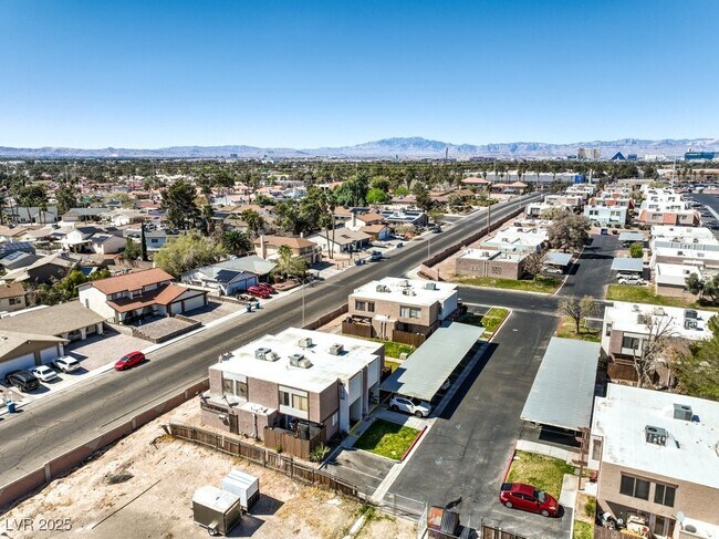 Building Photo - 3683 Villa Knolls E Dr