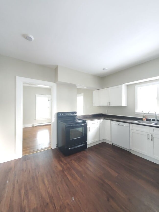 Building Photo - Well updated 3br with full laundry  Huge garage