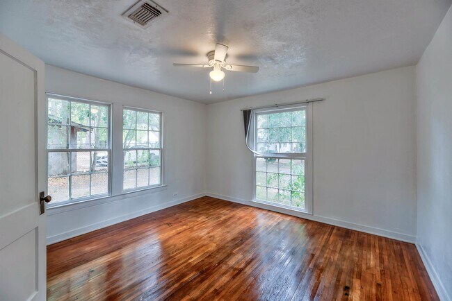 Building Photo - 816 Ogden St