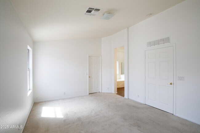 Building Photo - 909 E Harwell Rd