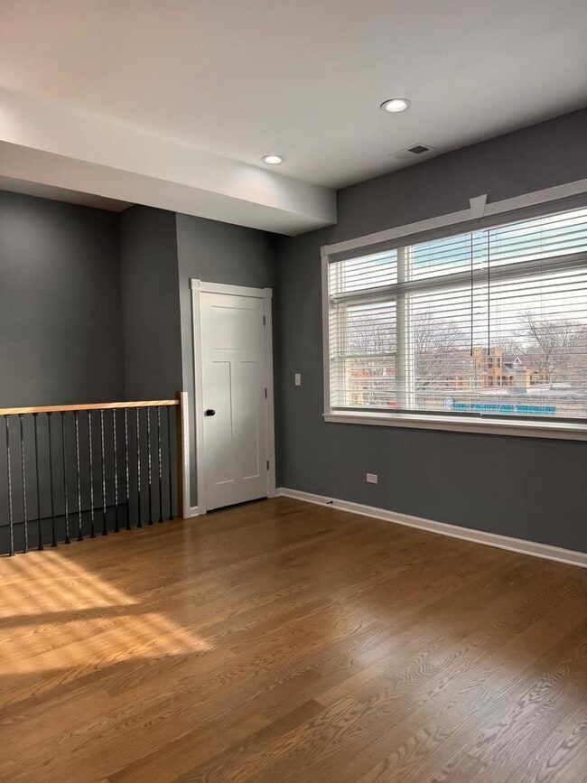 Building Photo - 5938 W Montrose Ave