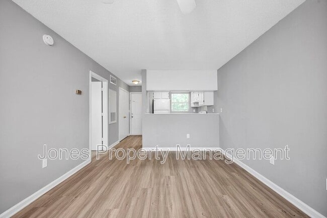 Building Photo - 303 Country Club Dr NE