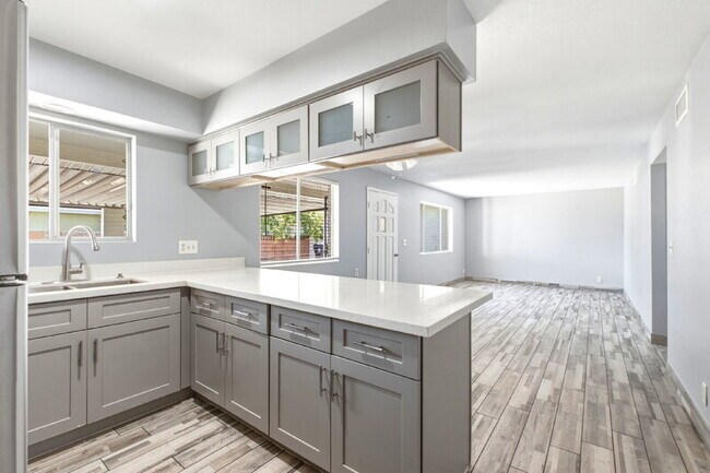 Building Photo - 1129 N Wedgewood Cir