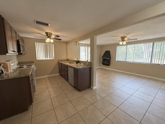 Building Photo - 2-Bedroom Retreat with 1.5 Baths in Holiday, FL!