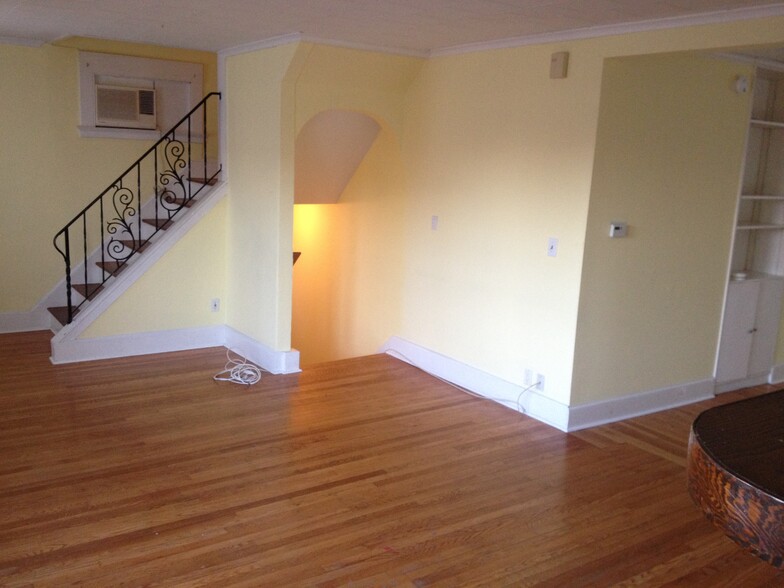 Building Photo - 127 Elm St