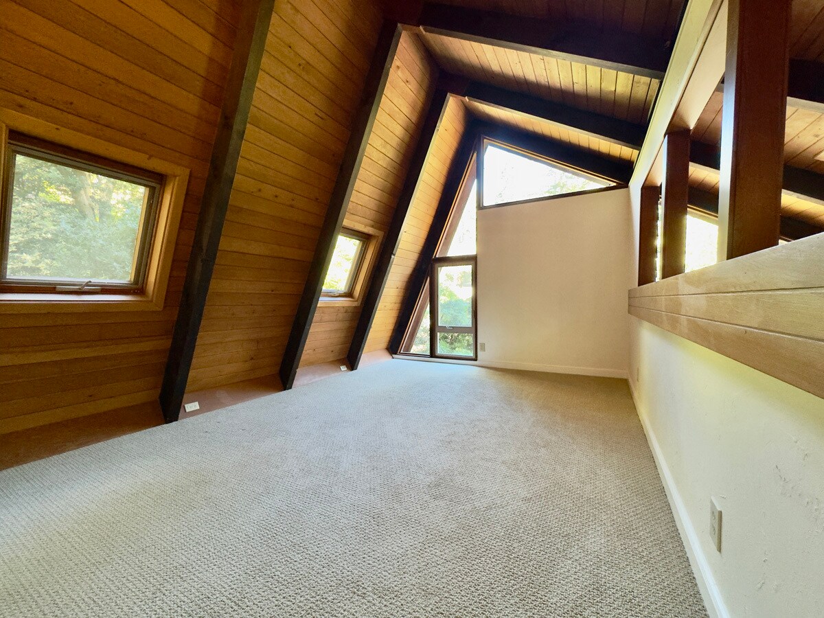 Building Photo - 6583 Valley View Rd