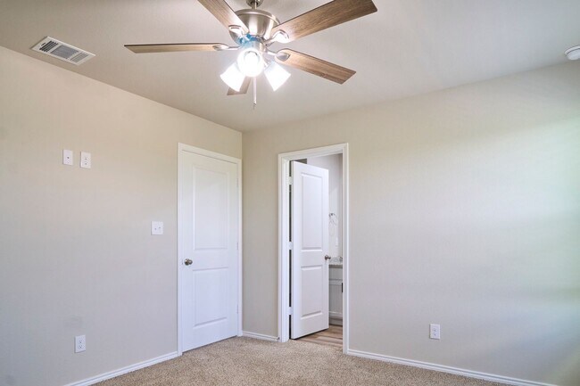 Building Photo - Hunters Ranch Beauty! 3 Bedroom 2 1/2 Bath Townhome