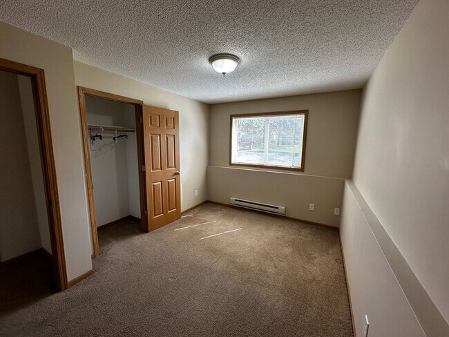 Building Photo - 2 Bed 1 Bath Apartment