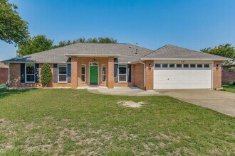 Building Photo - Welcome to your dream home! This stunning 4-bedroom, 3-bathroom residence is perfectly situated n...