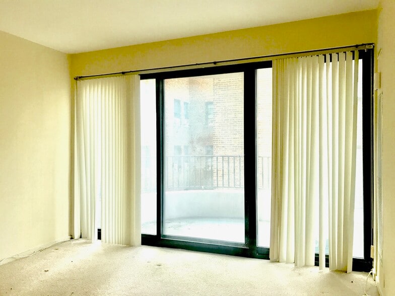 Building Photo - 2020 N Lincoln Park W
