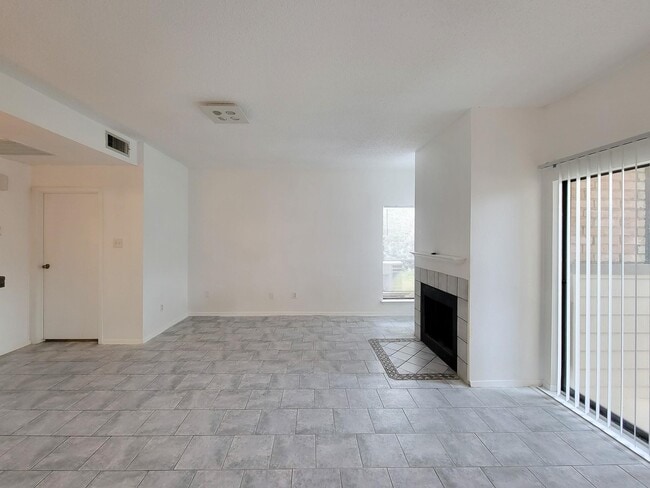 Building Photo - 7119 N Holiday Dr