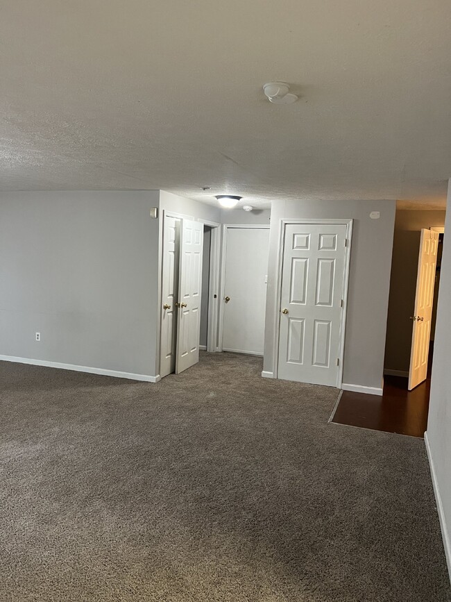 Building Photo - Charming Split Foyer with Spacious Layout ...