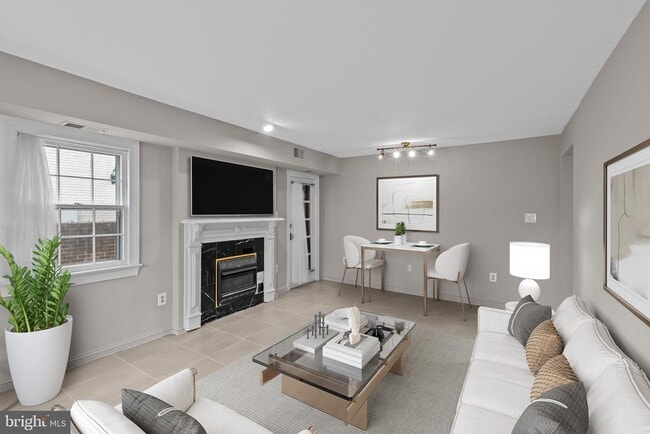 Building Photo - 810 Queen St