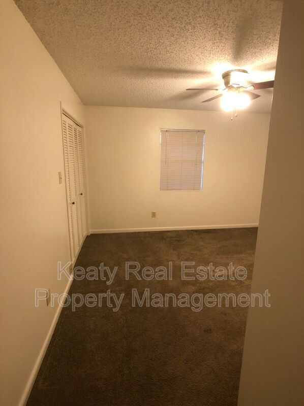 Building Photo - 102 Country Ln