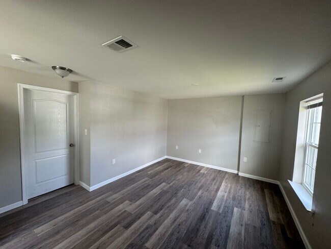 Building Photo - 65 Private Ct