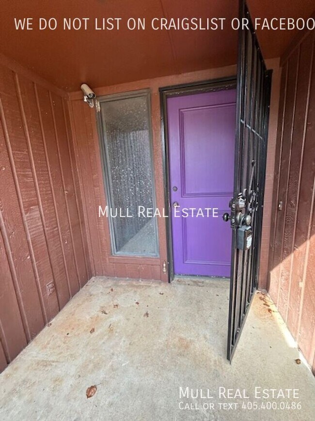 Building Photo - 2824 Silvertree Dr