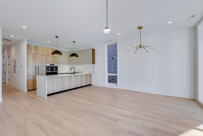 Building Photo - 2456 W Cortez St