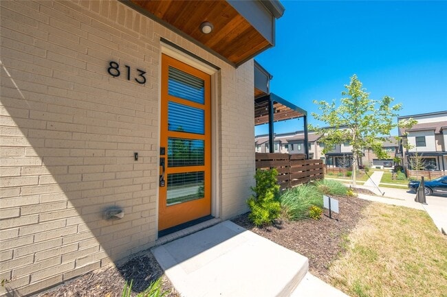 Building Photo - 813 Emerling Dr