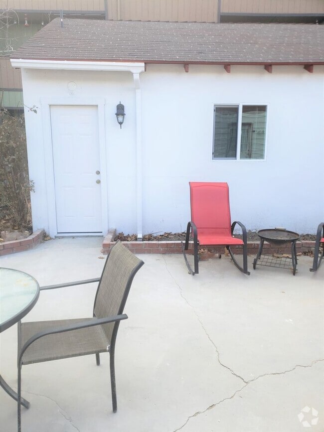 Building Photo - One bedroom, unfurnished unit in down town...