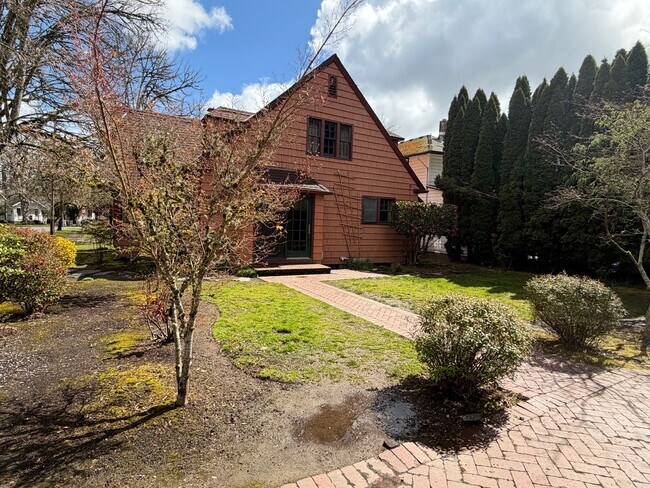 Building Photo - 4 bedroom, 2.5 bath house in the heart of Corvallis