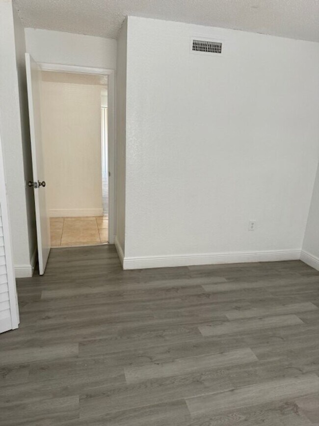 Building Photo - Privately owned 3 bedroom condo