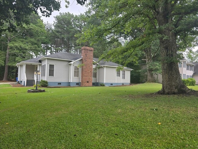 Building Photo - Quiet Neighborhood- Large Lot- Shed- Enclosed Sunroom! Community Pool & Tennis Courts!