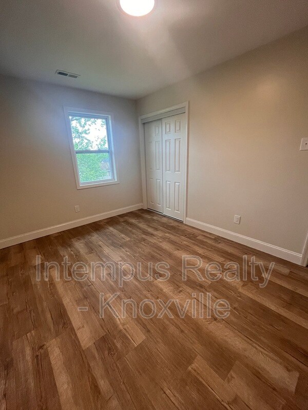 Building Photo - 228 Duzane Dr