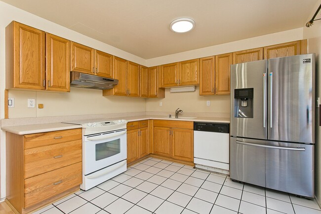 Building Photo - Pacific Village Annex - 2 bedroom, 1.5 bat...