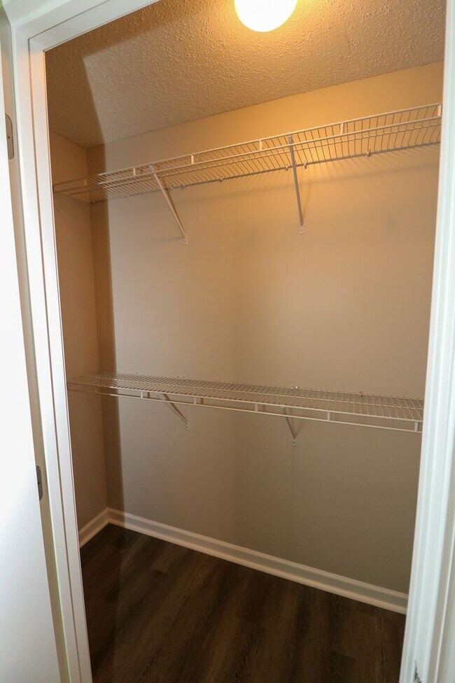 Building Photo - Lincoln Tri-Plex Upstairs Unit