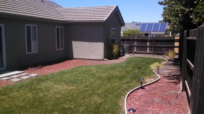 Building Photo - Beautiful home located in a court!